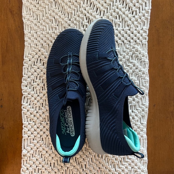 Skechers Shoes - NWOT Sketchers Stretch fit air cooled sneakers